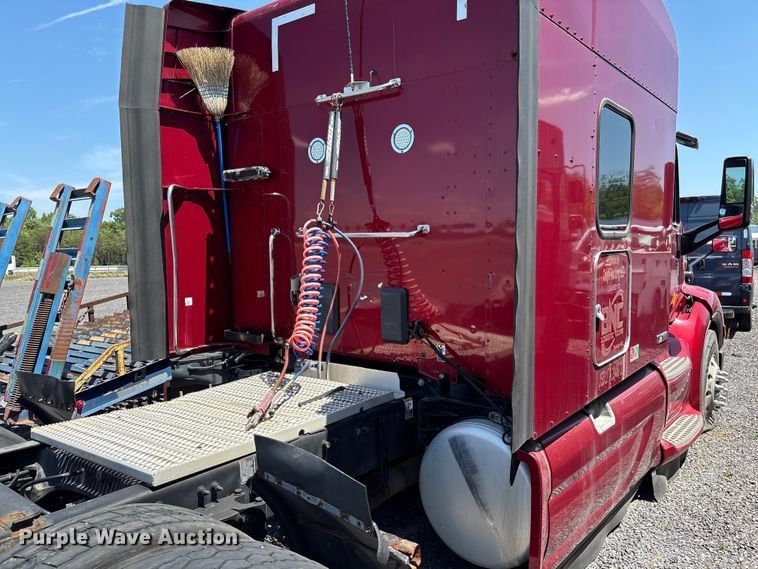 image for item YA2540 2018 Peterbilt 579 semi truck