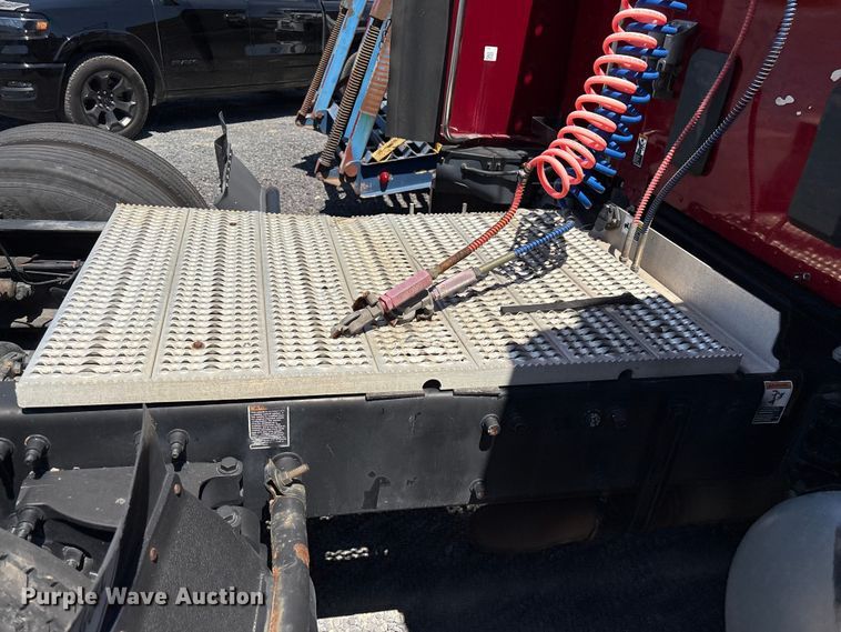 image for item YA2540 2018 Peterbilt 579 semi truck