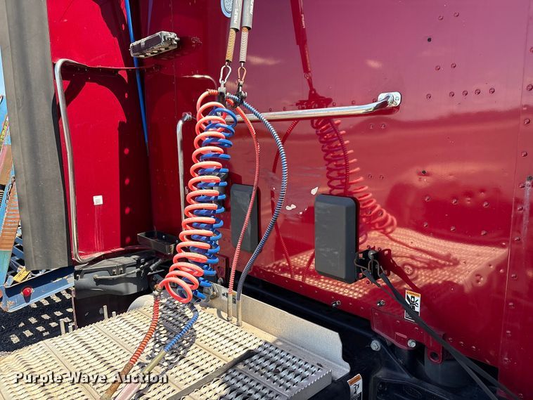 image for item YA2540 2018 Peterbilt 579 semi truck