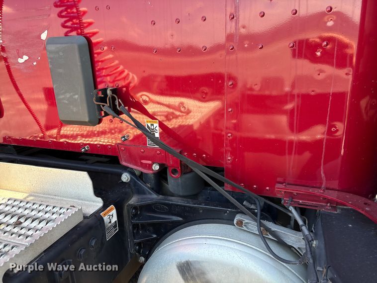 image for item YA2540 2018 Peterbilt 579 semi truck
