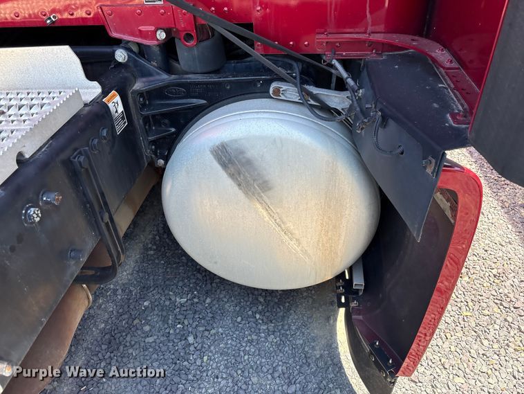 image for item YA2540 2018 Peterbilt 579 semi truck