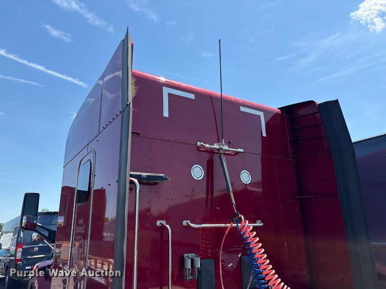 image for item YA2540 2018 Peterbilt 579 semi truck