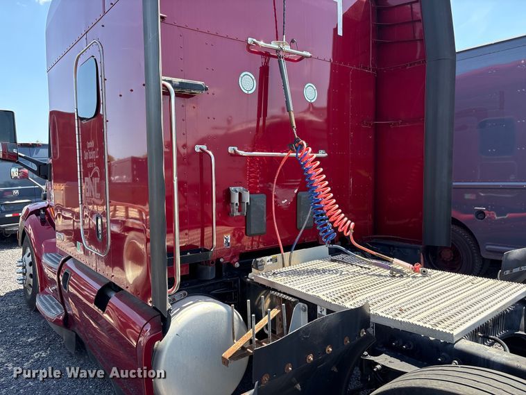 image for item YA2540 2018 Peterbilt 579 semi truck