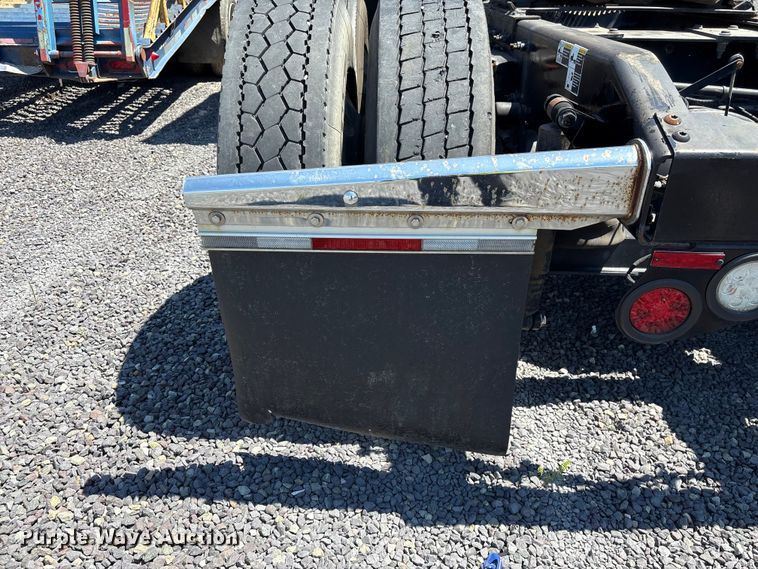 image for item YA2540 2018 Peterbilt 579 semi truck