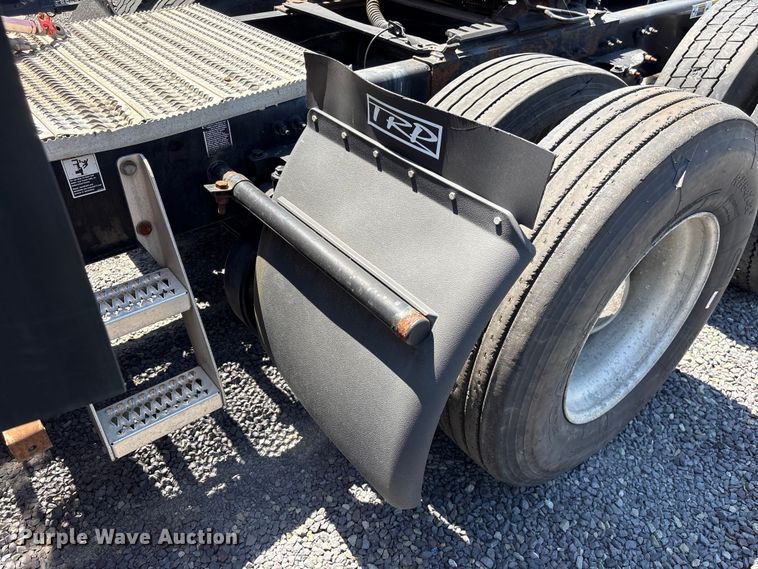 image for item YA2540 2018 Peterbilt 579 semi truck
