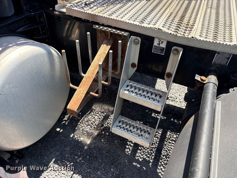 image for item YA2540 2018 Peterbilt 579 semi truck