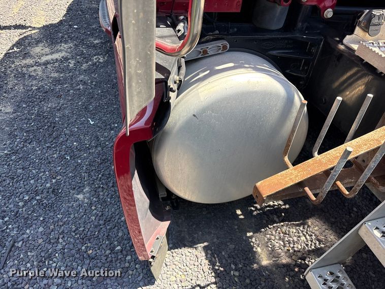 image for item YA2540 2018 Peterbilt 579 semi truck
