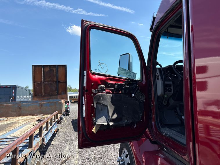 image for item YA2540 2018 Peterbilt 579 semi truck