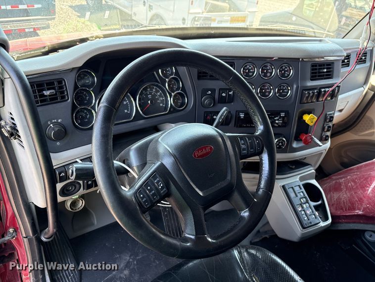 image for item YA2540 2018 Peterbilt 579 semi truck