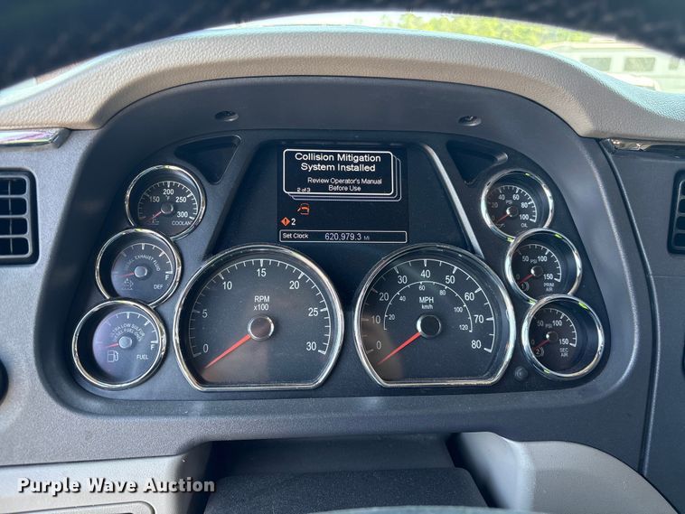 image for item YA2540 2018 Peterbilt 579 semi truck