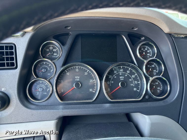 image for item YA2540 2018 Peterbilt 579 semi truck