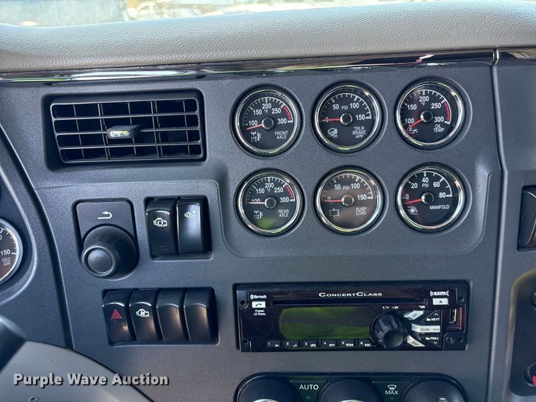 image for item YA2540 2018 Peterbilt 579 semi truck