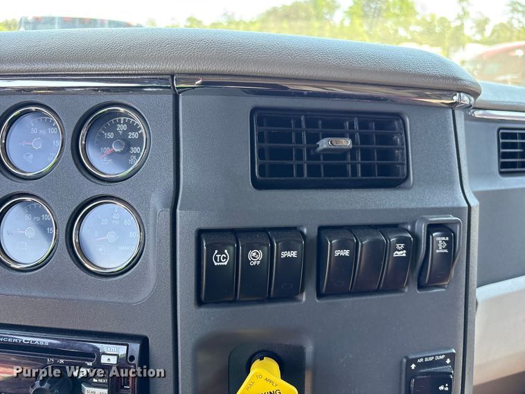 image for item YA2540 2018 Peterbilt 579 semi truck