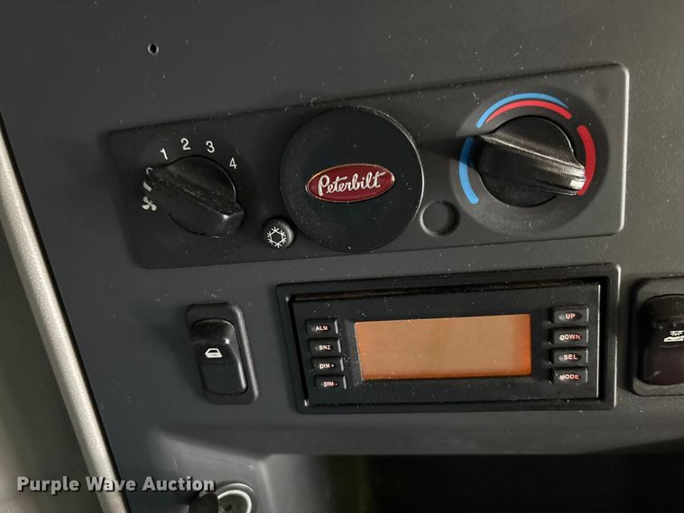 image for item YA2540 2018 Peterbilt 579 semi truck