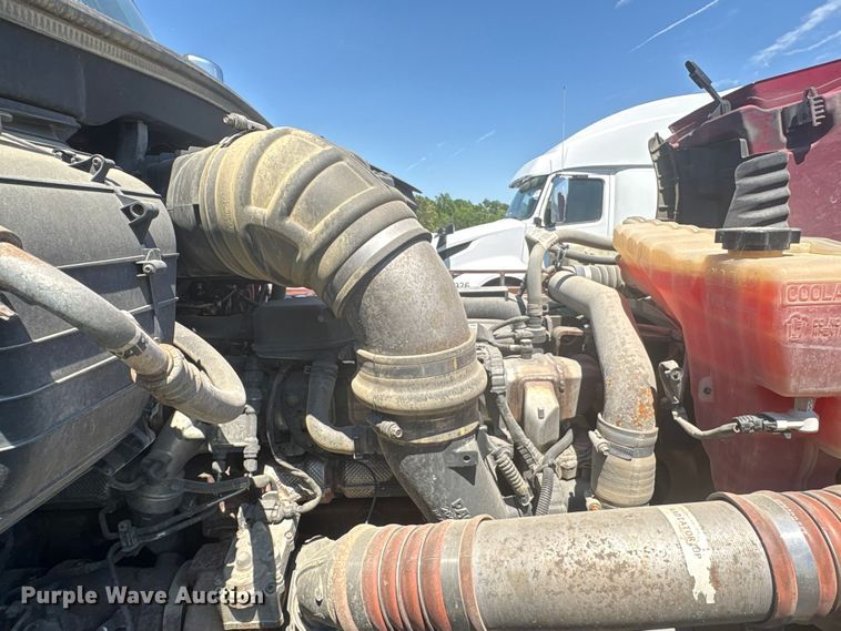 image for item YA2540 2018 Peterbilt 579 semi truck