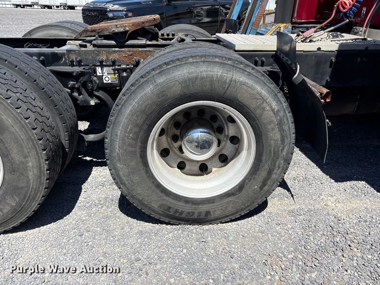 image for item YA2540 2018 Peterbilt 579 semi truck