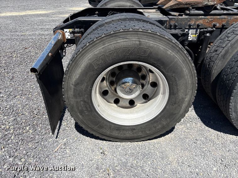 image for item YA2540 2018 Peterbilt 579 semi truck