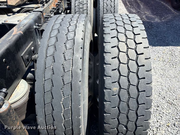 image for item YA2540 2018 Peterbilt 579 semi truck