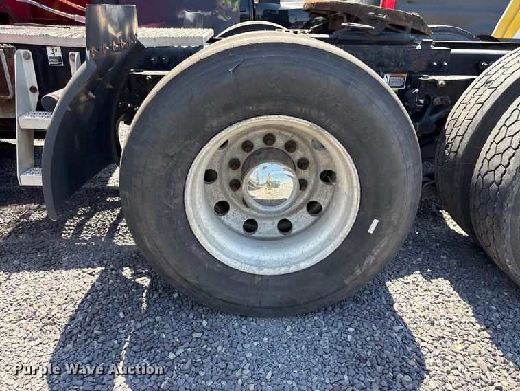 image for item YA2540 2018 Peterbilt 579 semi truck