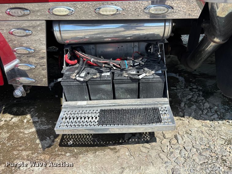 image for item YA2665 2020 Peterbilt 389 semi truck