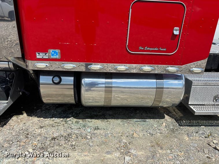 image for item YA2665 2020 Peterbilt 389 semi truck