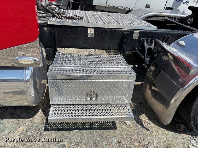 image for item YA2665 2020 Peterbilt 389 semi truck