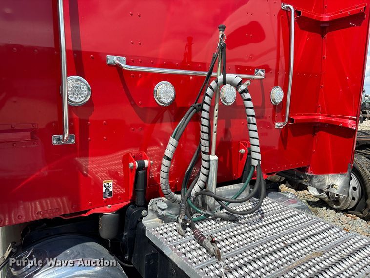 image for item YA2665 2020 Peterbilt 389 semi truck