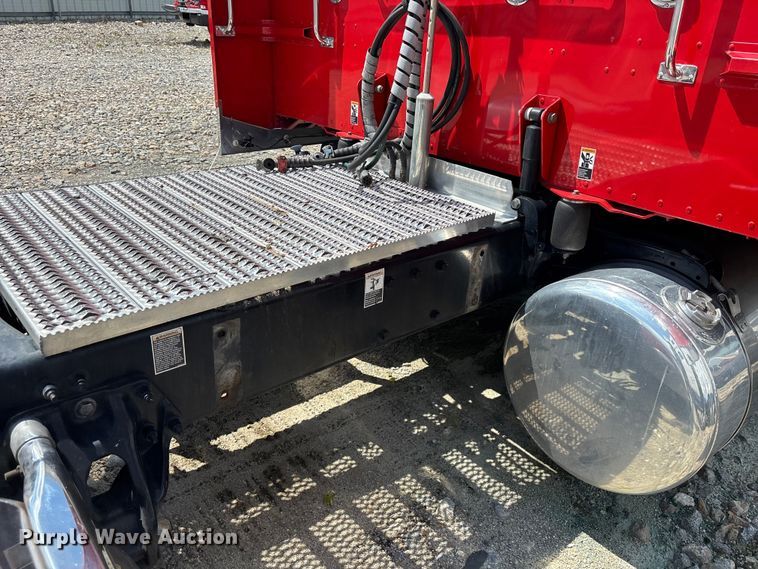 image for item YA2665 2020 Peterbilt 389 semi truck