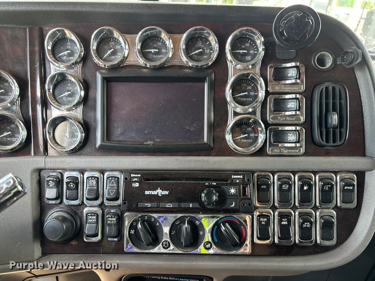 image for item YA2665 2020 Peterbilt 389 semi truck