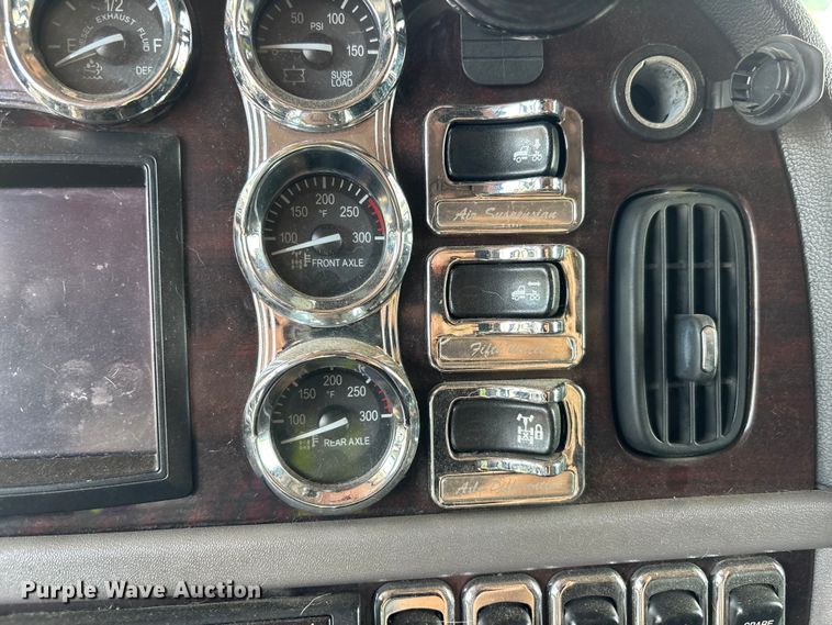 image for item YA2665 2020 Peterbilt 389 semi truck