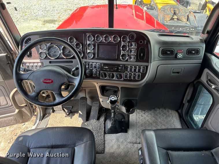 image for item YA2665 2020 Peterbilt 389 semi truck