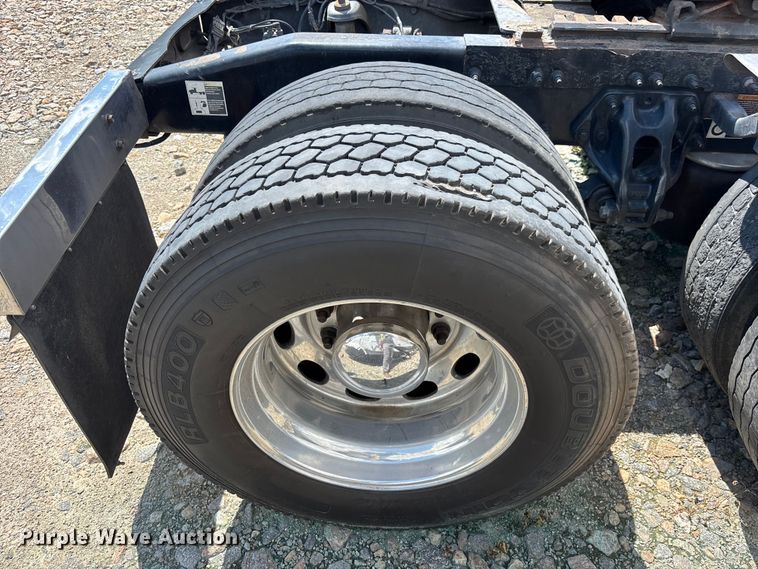 image for item YA2665 2020 Peterbilt 389 semi truck