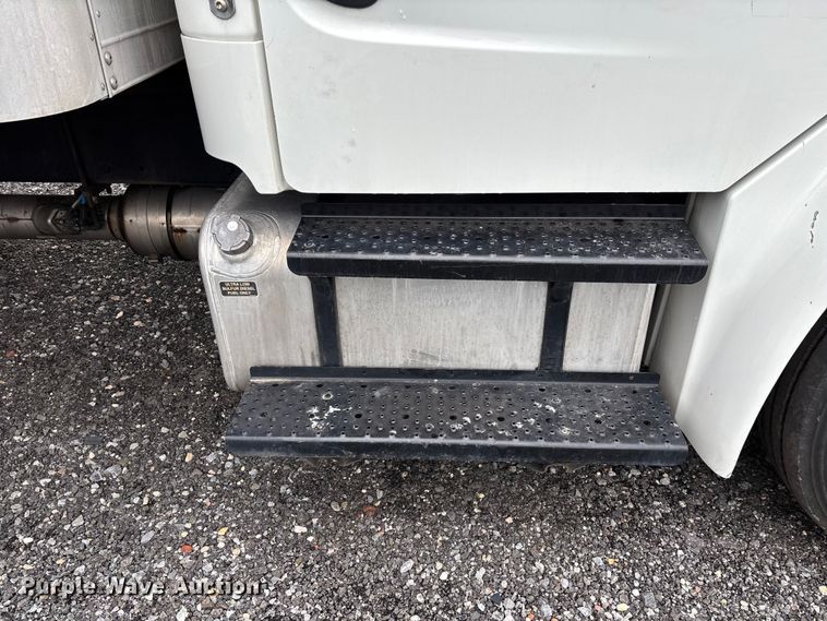 image for item YA2677 2016 Freightliner Business Class M2 box truck