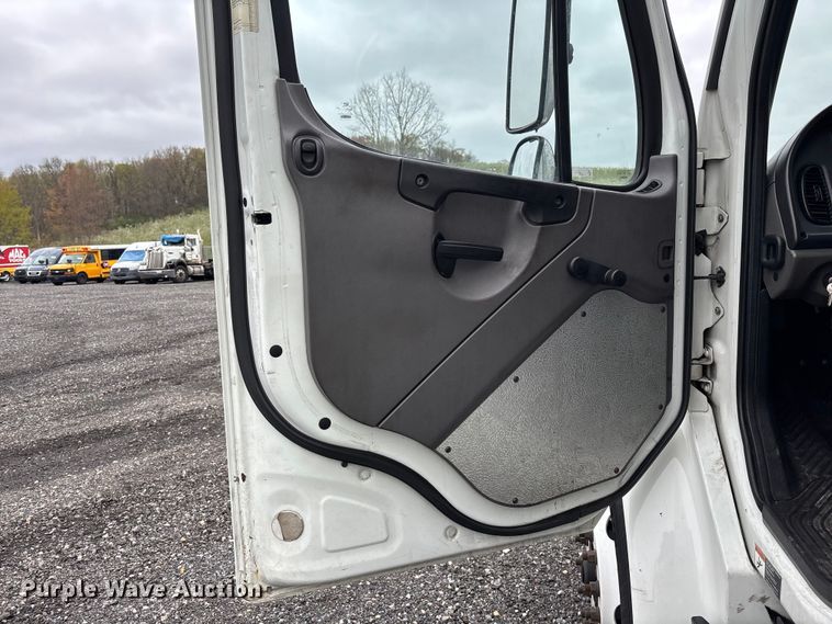 image for item YA2677 2016 Freightliner Business Class M2 box truck