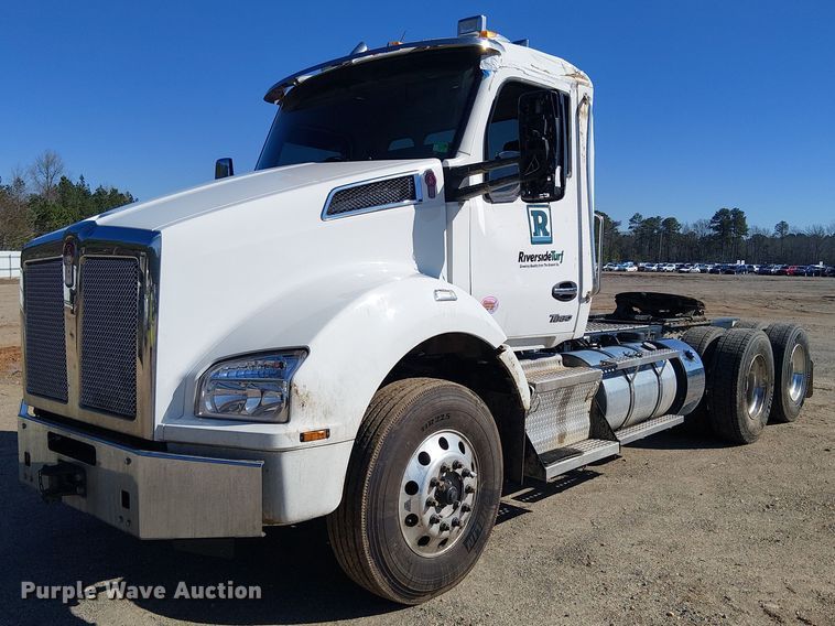 image for item YA2866 2025 Kenworth T880 semi truck
