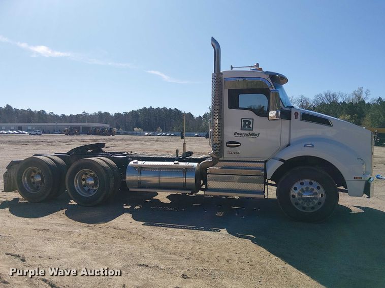 image for item YA2866 2025 Kenworth T880 semi truck