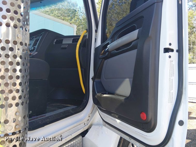 image for item YA2866 2025 Kenworth T880 semi truck
