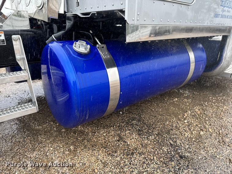 image for item YA2878 2023 Peterbilt 389 semi truck