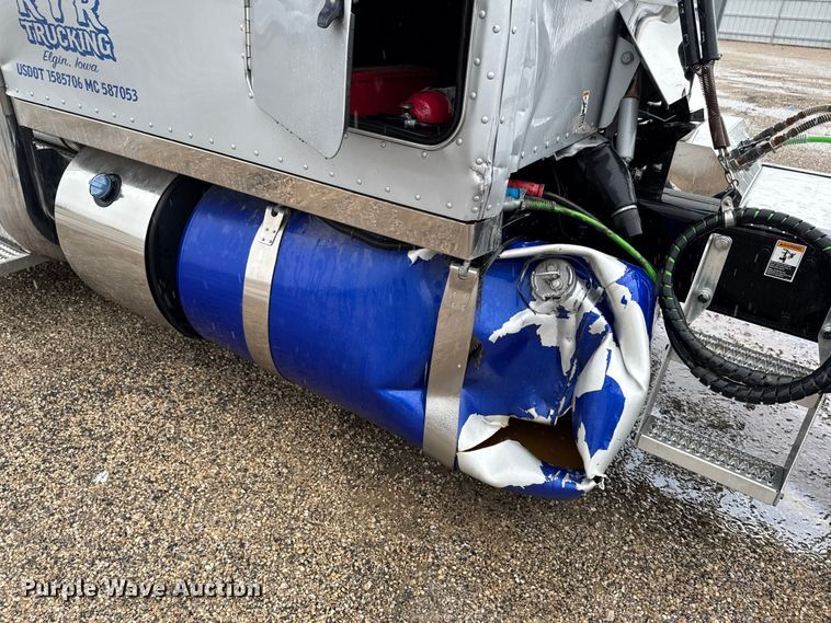 image for item YA2878 2023 Peterbilt 389 semi truck