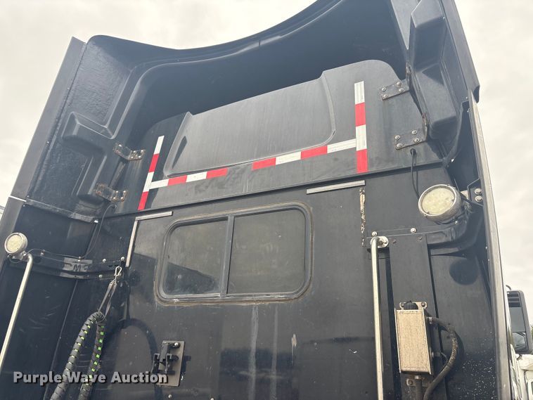 image for item YA2949 2017 Western Star 5700XE semi truck