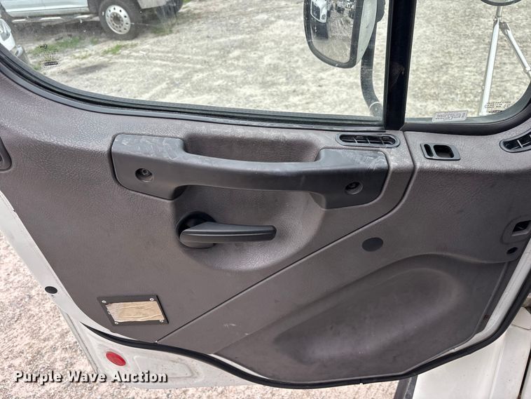 image for item YA2971 2019 Freightliner Business Class M2 box truck