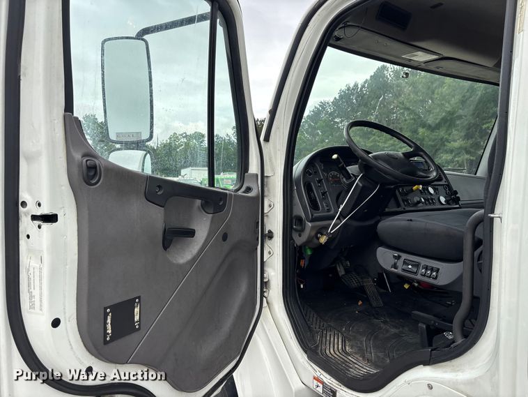 image for item YA2972 2019 Freightliner Business Class M2 box truck
