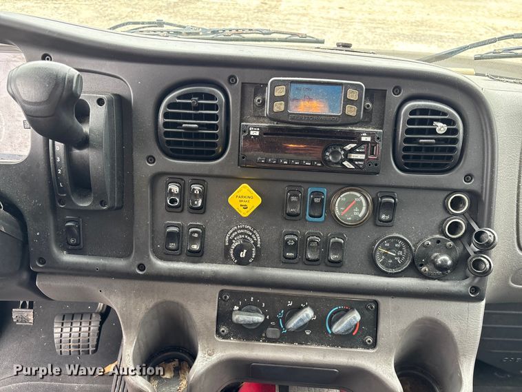 image for item YA2972 2019 Freightliner Business Class M2 box truck
