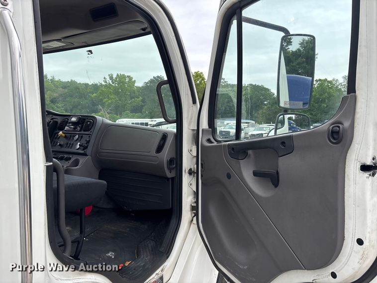 image for item YA2972 2019 Freightliner Business Class M2 box truck