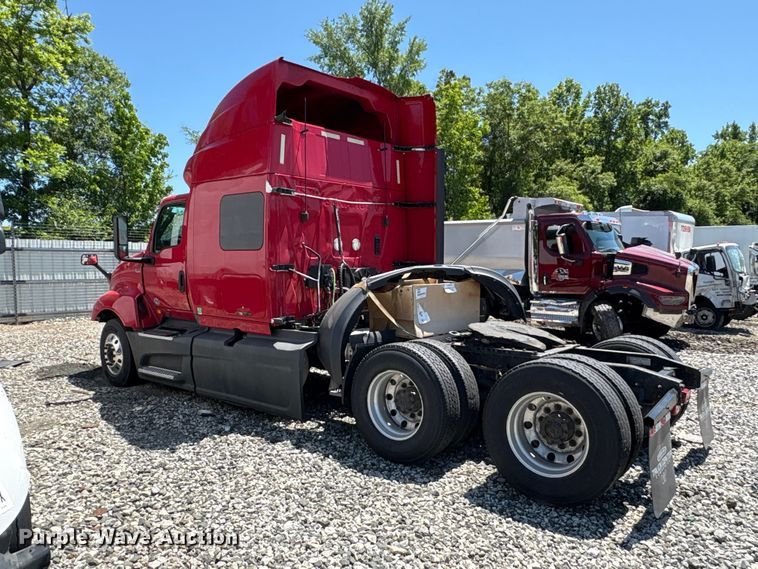 image for item YA3011 2018 International LT625 semi truck