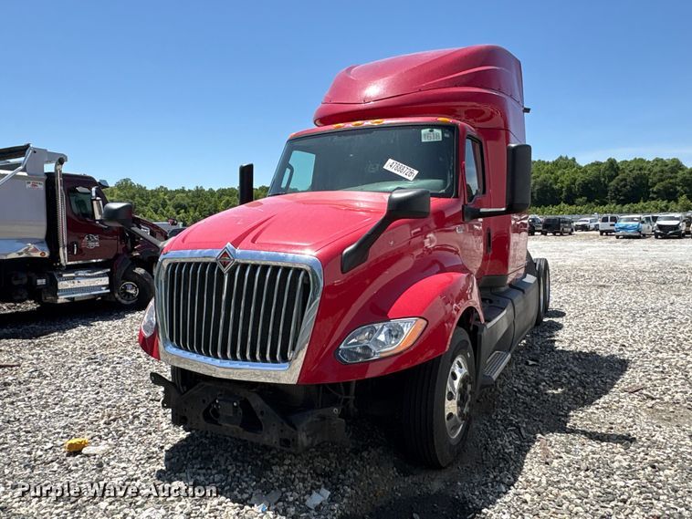 image for item YA3011 2018 International LT625 semi truck