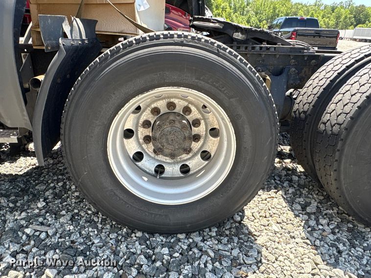 image for item YA3011 2018 International LT625 semi truck