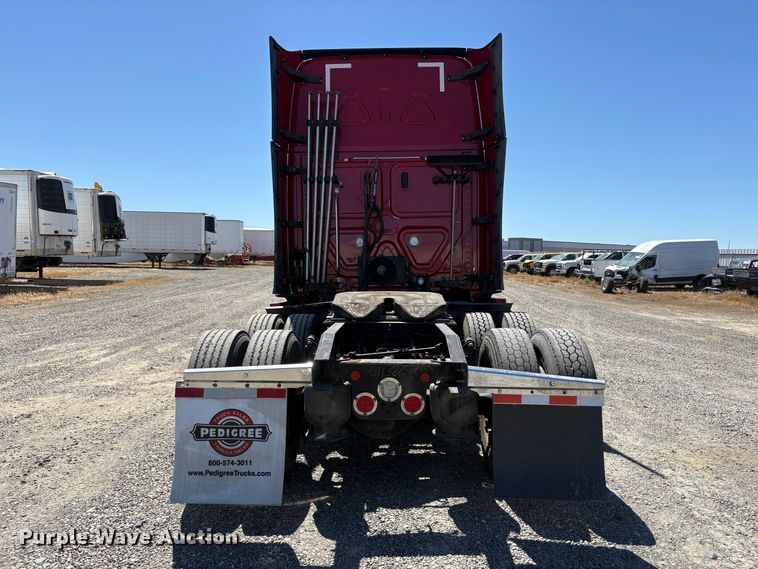 image for item YA3039 2021 Freightliner Cascadia semi truck