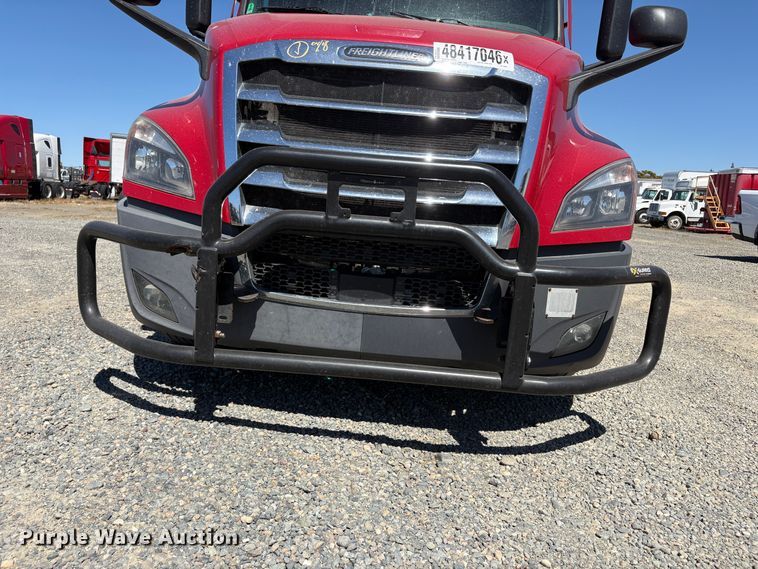 image for item YA3039 2021 Freightliner Cascadia semi truck