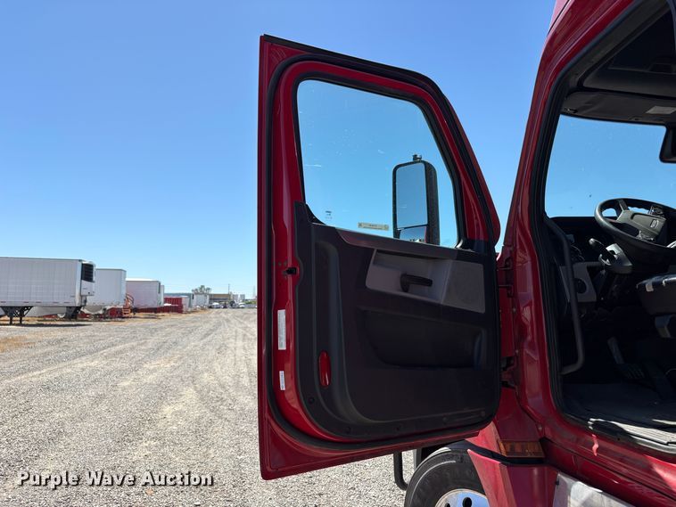 image for item YA3039 2021 Freightliner Cascadia semi truck